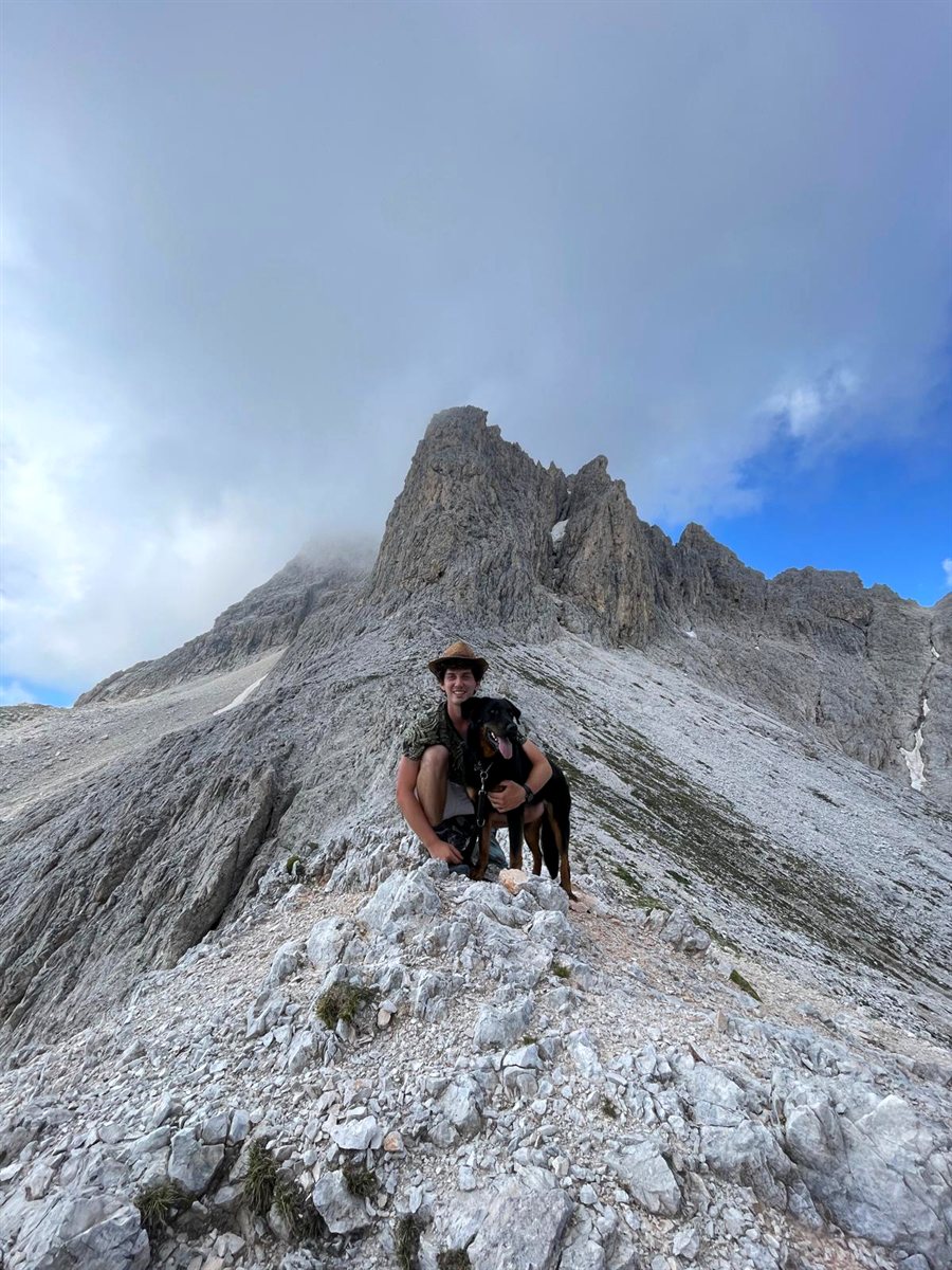Luca Giaretta in montagna con il suo cane